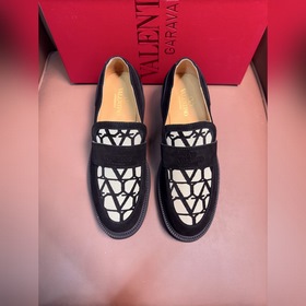 VALENTINO華倫天奴新款男士樂(lè)福鞋，鉚釘裝飾設(shè)計(jì)。時(shí)尚休閑皮鞋，這款樂(lè)福鞋