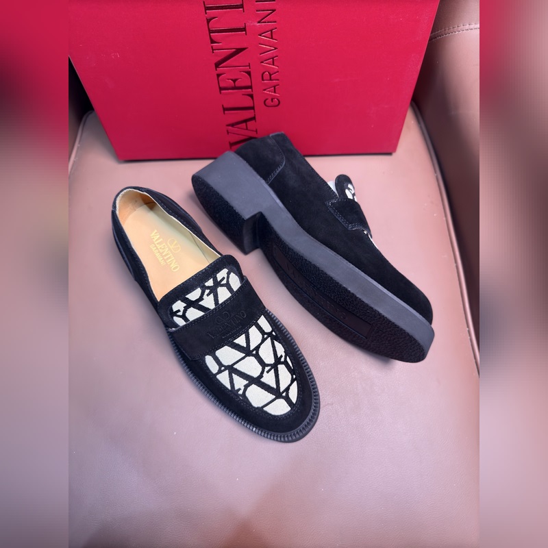 VALENTINO華倫天奴新款男士樂福鞋，鉚釘裝飾設(shè)計(jì)。時(shí)尚休閑皮鞋，這款樂福鞋