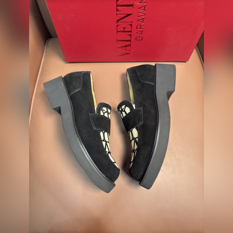 VALENTINO華倫天奴新款男士樂福鞋，鉚釘裝飾設(shè)計(jì)。時(shí)尚休閑皮鞋，這款樂福鞋