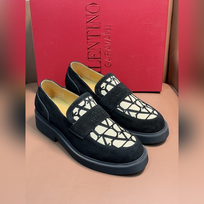 VALENTINO華倫天奴新款男士樂福鞋，鉚釘裝飾設(shè)計(jì)。時(shí)尚休閑皮鞋，這款樂福鞋