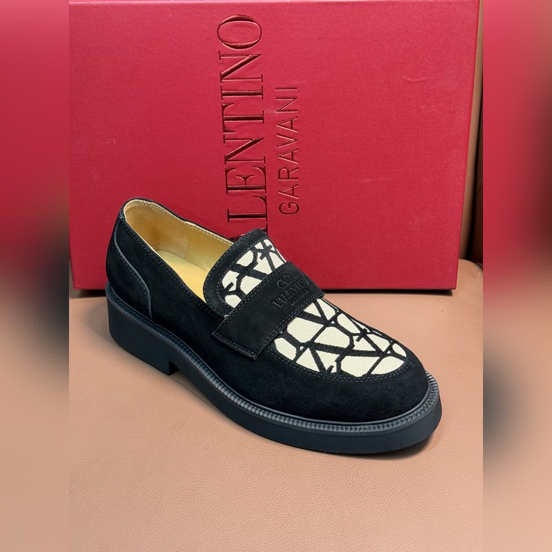 VALENTINO華倫天奴新款男士樂福鞋，鉚釘裝飾設(shè)計(jì)。時(shí)尚休閑皮鞋，這款樂福鞋