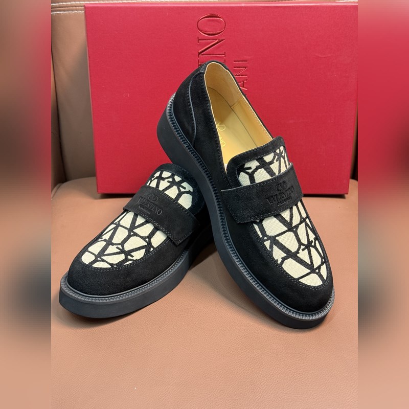 VALENTINO華倫天奴新款男士樂福鞋，鉚釘裝飾設(shè)計(jì)。時(shí)尚休閑皮鞋，這款樂福鞋