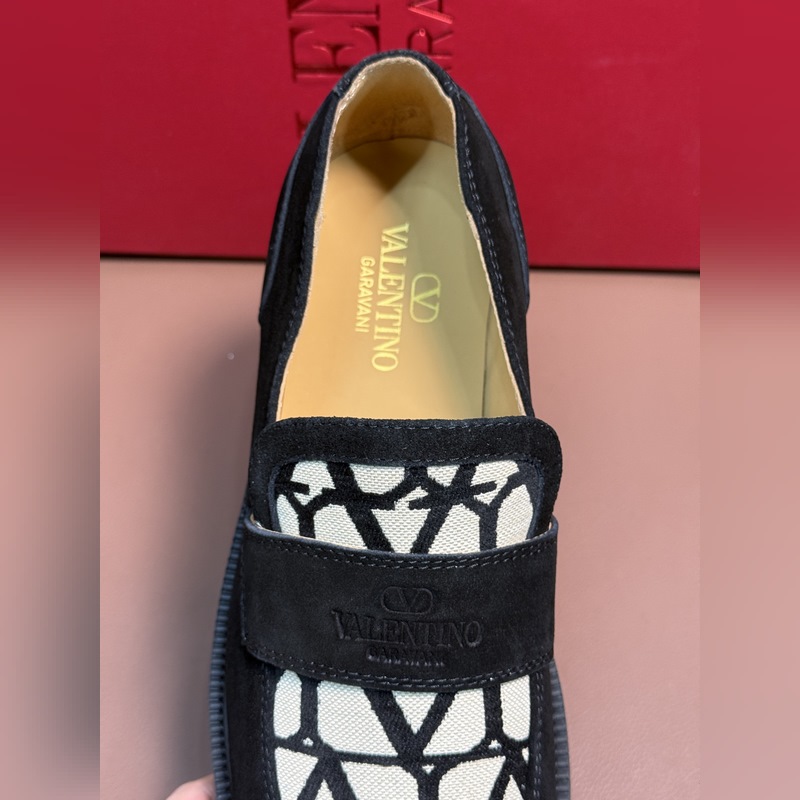 VALENTINO華倫天奴新款男士樂福鞋，鉚釘裝飾設(shè)計(jì)。時(shí)尚休閑皮鞋，這款樂福鞋