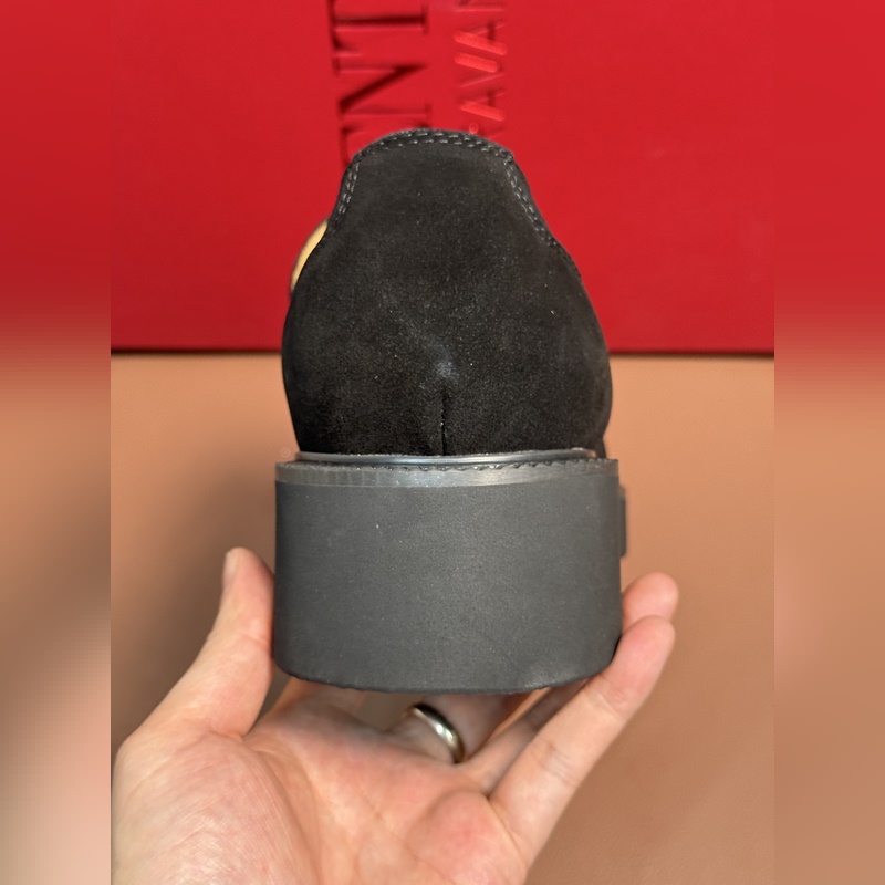 VALENTINO華倫天奴新款男士樂福鞋，鉚釘裝飾設(shè)計(jì)。時(shí)尚休閑皮鞋，這款樂福鞋