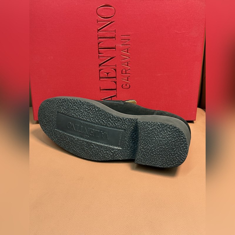 VALENTINO華倫天奴新款男士樂福鞋，鉚釘裝飾設(shè)計(jì)。時(shí)尚休閑皮鞋，這款樂福鞋