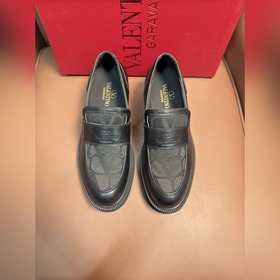 VALENTINO華倫天奴新款男士樂(lè)福鞋，鉚釘裝飾設(shè)計(jì)。時(shí)尚休閑皮鞋，這款樂(lè)福鞋