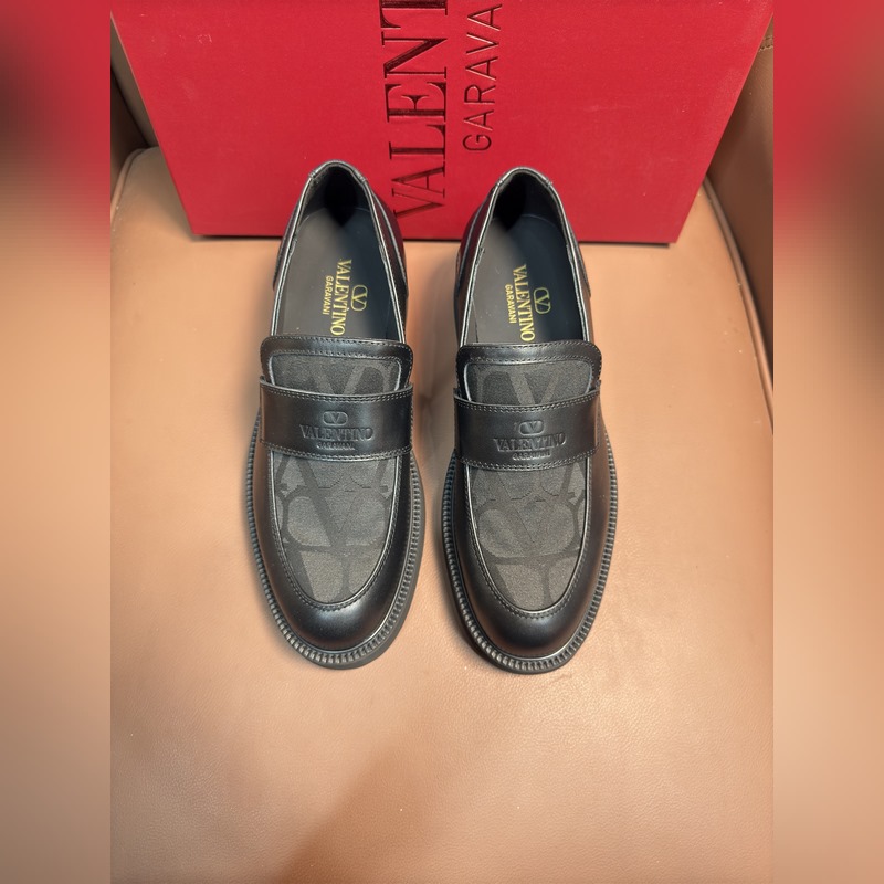 VALENTINO華倫天奴新款男士樂福鞋，鉚釘裝飾設(shè)計(jì)。時(shí)尚休閑皮鞋，這款樂福鞋