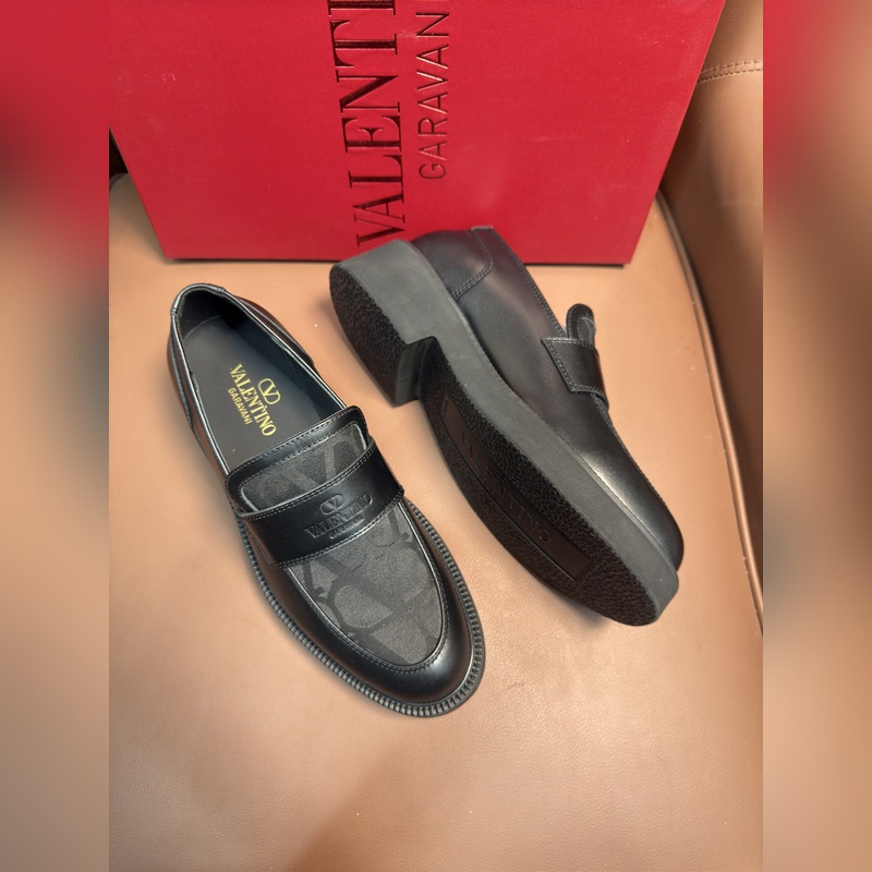 VALENTINO華倫天奴新款男士樂福鞋，鉚釘裝飾設(shè)計(jì)。時(shí)尚休閑皮鞋，這款樂福鞋