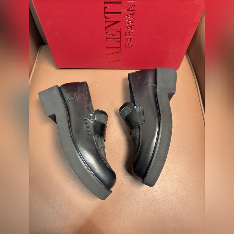VALENTINO華倫天奴新款男士樂福鞋，鉚釘裝飾設(shè)計(jì)。時(shí)尚休閑皮鞋，這款樂福鞋