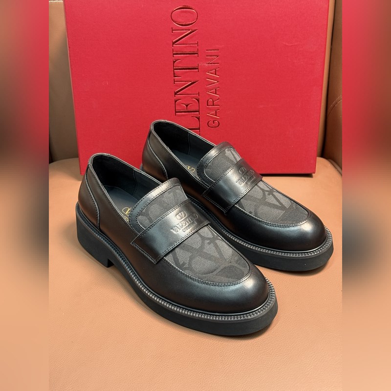 VALENTINO華倫天奴新款男士樂福鞋，鉚釘裝飾設(shè)計(jì)。時(shí)尚休閑皮鞋，這款樂福鞋