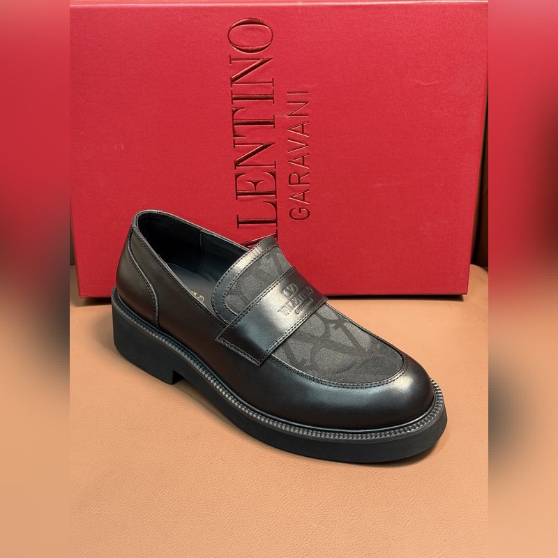 VALENTINO華倫天奴新款男士樂福鞋，鉚釘裝飾設(shè)計(jì)。時(shí)尚休閑皮鞋，這款樂福鞋