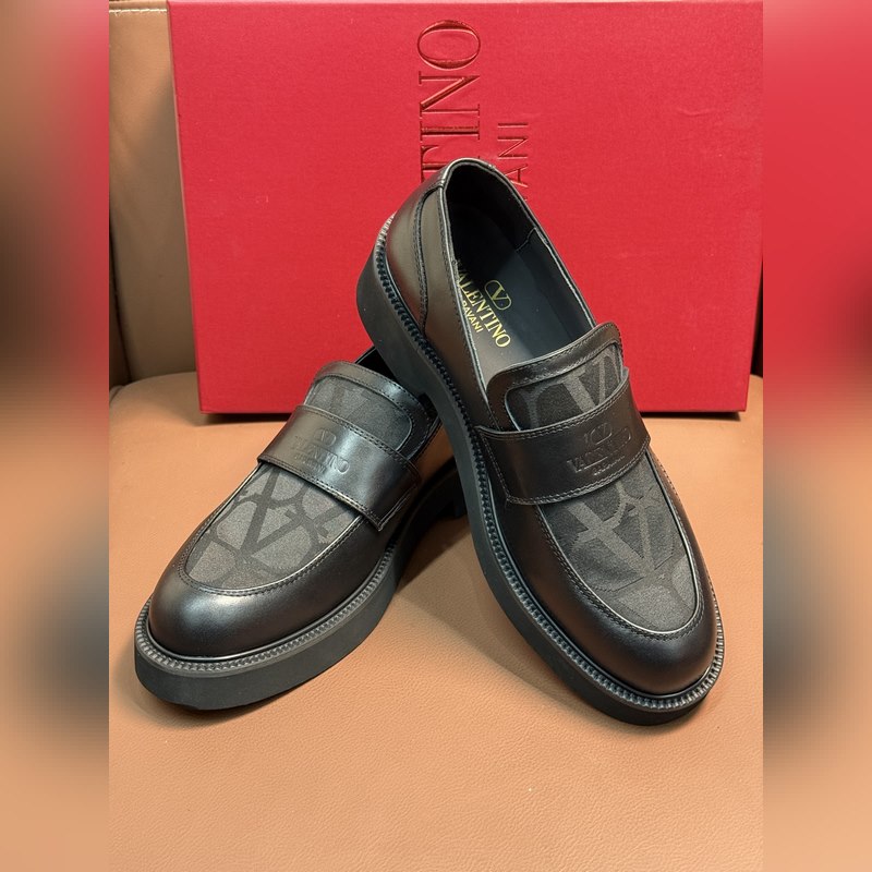 VALENTINO華倫天奴新款男士樂福鞋，鉚釘裝飾設(shè)計(jì)。時(shí)尚休閑皮鞋，這款樂福鞋