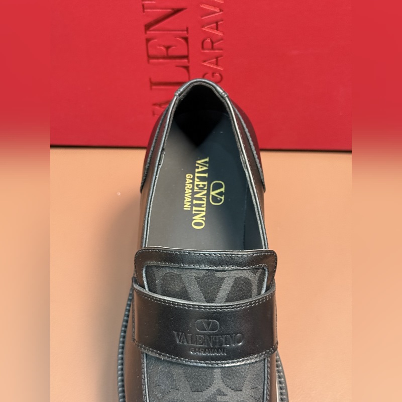 VALENTINO華倫天奴新款男士樂福鞋，鉚釘裝飾設(shè)計(jì)。時(shí)尚休閑皮鞋，這款樂福鞋