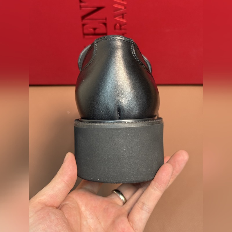 VALENTINO華倫天奴新款男士樂福鞋，鉚釘裝飾設(shè)計(jì)。時(shí)尚休閑皮鞋，這款樂福鞋