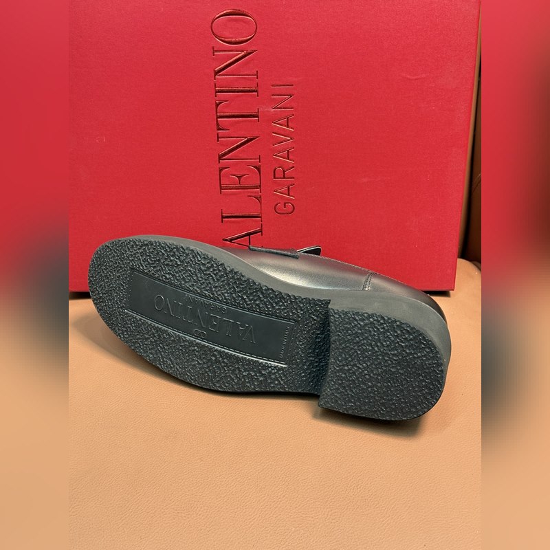 VALENTINO華倫天奴新款男士樂福鞋，鉚釘裝飾設(shè)計(jì)。時(shí)尚休閑皮鞋，這款樂福鞋