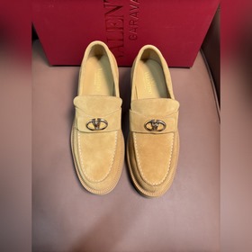 VALENTINO華倫天奴新款男士樂(lè)福鞋，鉚釘裝飾設(shè)計(jì)。時(shí)尚休閑皮鞋，這款樂(lè)福鞋