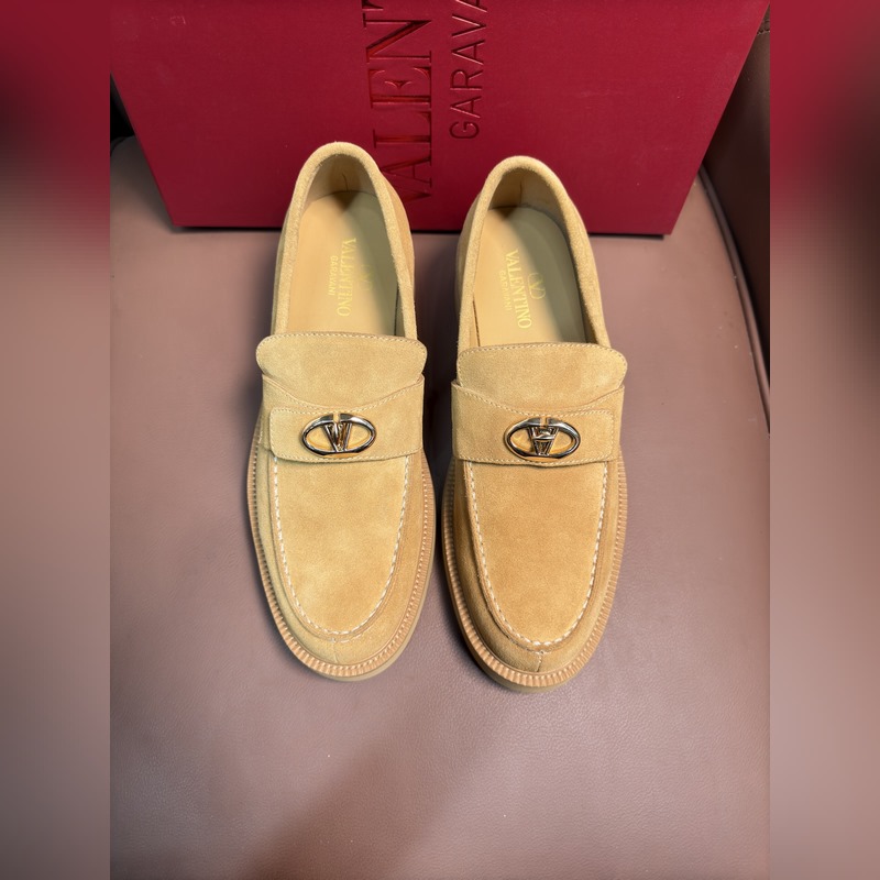 VALENTINO華倫天奴新款男士樂福鞋，鉚釘裝飾設計。時尚休閑皮鞋，這款樂福鞋