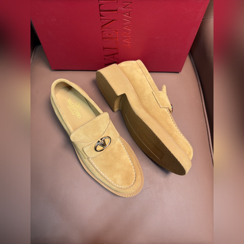 VALENTINO華倫天奴新款男士樂福鞋，鉚釘裝飾設計。時尚休閑皮鞋，這款樂福鞋