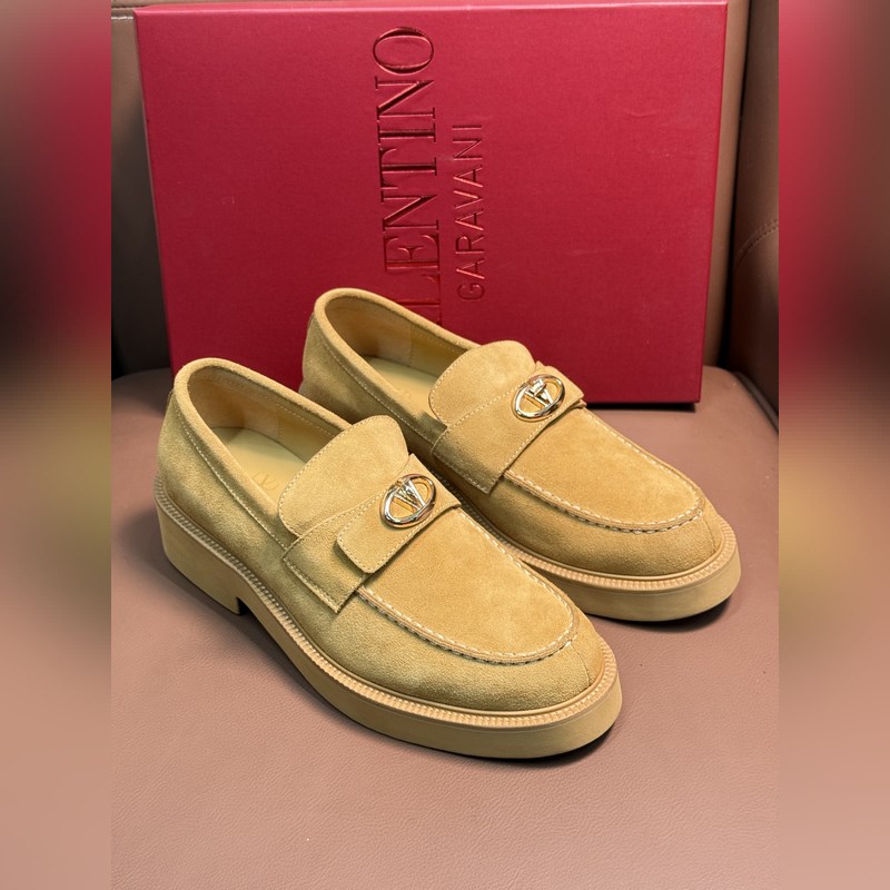 VALENTINO華倫天奴新款男士樂福鞋，鉚釘裝飾設計。時尚休閑皮鞋，這款樂福鞋