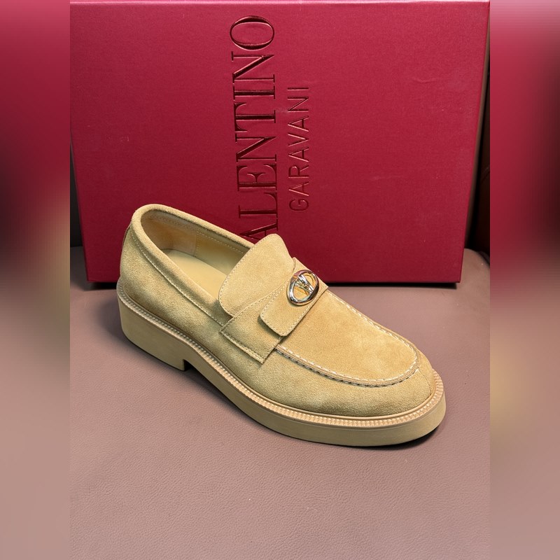 VALENTINO華倫天奴新款男士樂福鞋，鉚釘裝飾設計。時尚休閑皮鞋，這款樂福鞋