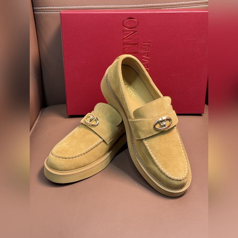 VALENTINO華倫天奴新款男士樂福鞋，鉚釘裝飾設計。時尚休閑皮鞋，這款樂福鞋