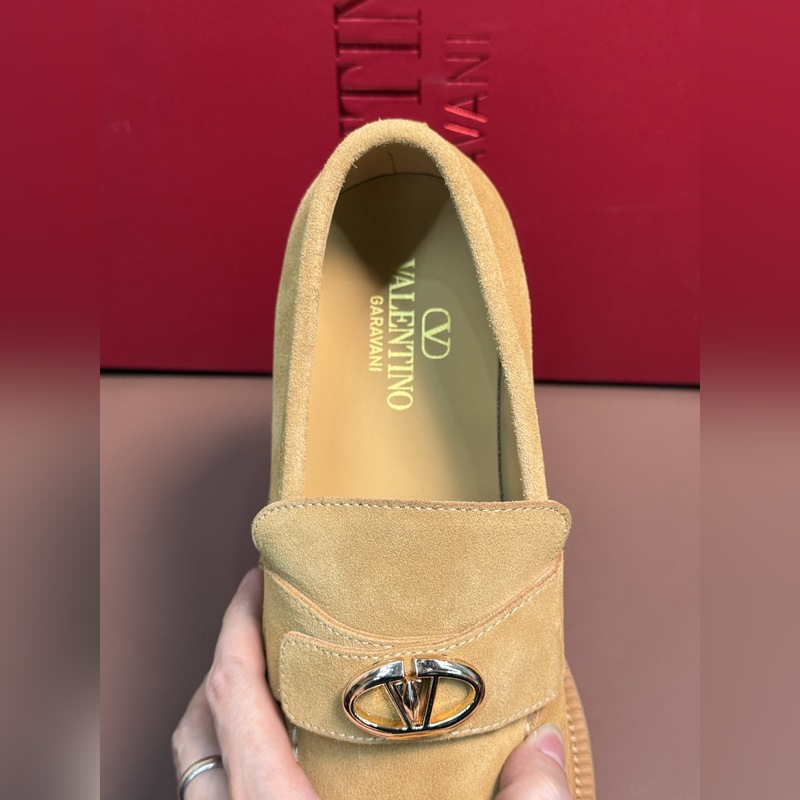 VALENTINO華倫天奴新款男士樂福鞋，鉚釘裝飾設計。時尚休閑皮鞋，這款樂福鞋