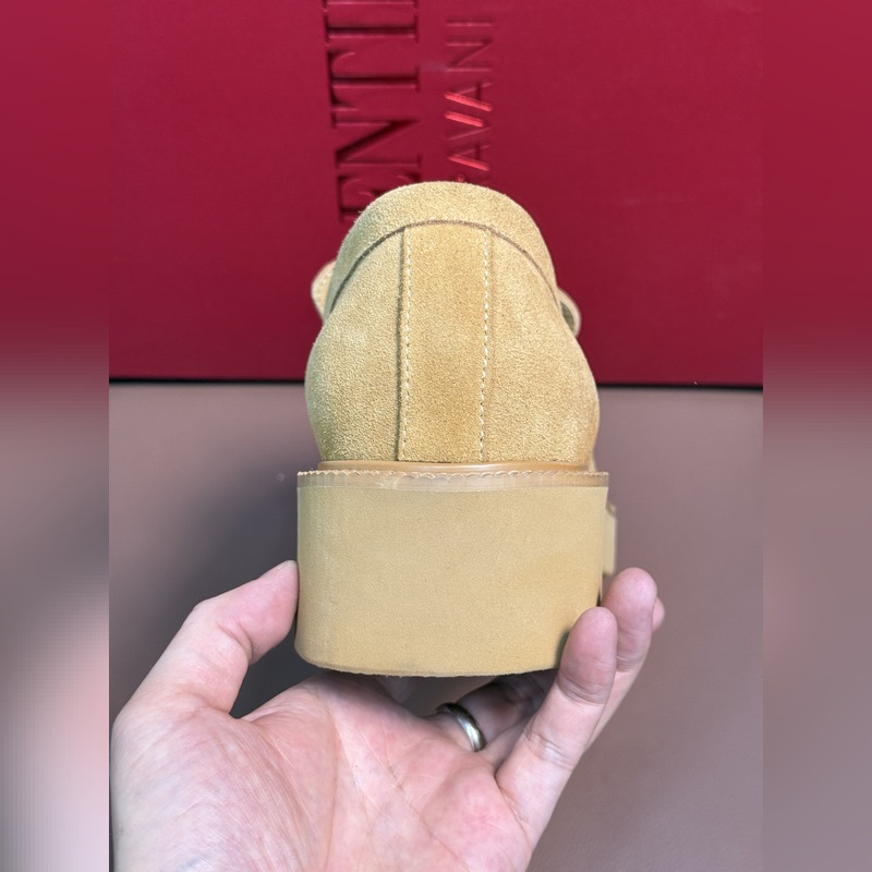 VALENTINO華倫天奴新款男士樂福鞋，鉚釘裝飾設計。時尚休閑皮鞋，這款樂福鞋