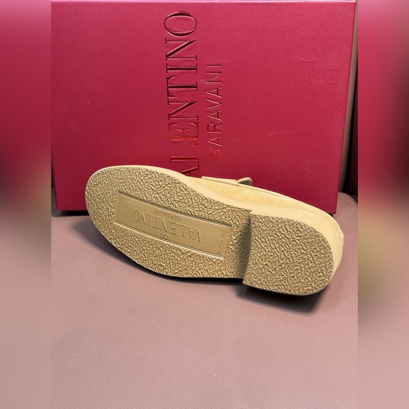 VALENTINO華倫天奴新款男士樂福鞋，鉚釘裝飾設計。時尚休閑皮鞋，這款樂福鞋