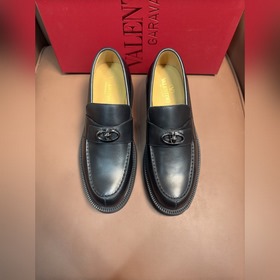 VALENTINO華倫天奴新款男士樂(lè)福鞋，鉚釘裝飾設(shè)計(jì)。時(shí)尚休閑皮鞋，這款樂(lè)福鞋