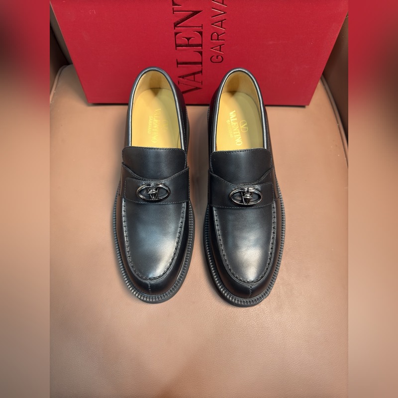 VALENTINO華倫天奴新款男士樂(lè)福鞋，鉚釘裝飾設(shè)計(jì)。時(shí)尚休閑皮鞋，這款樂(lè)福鞋