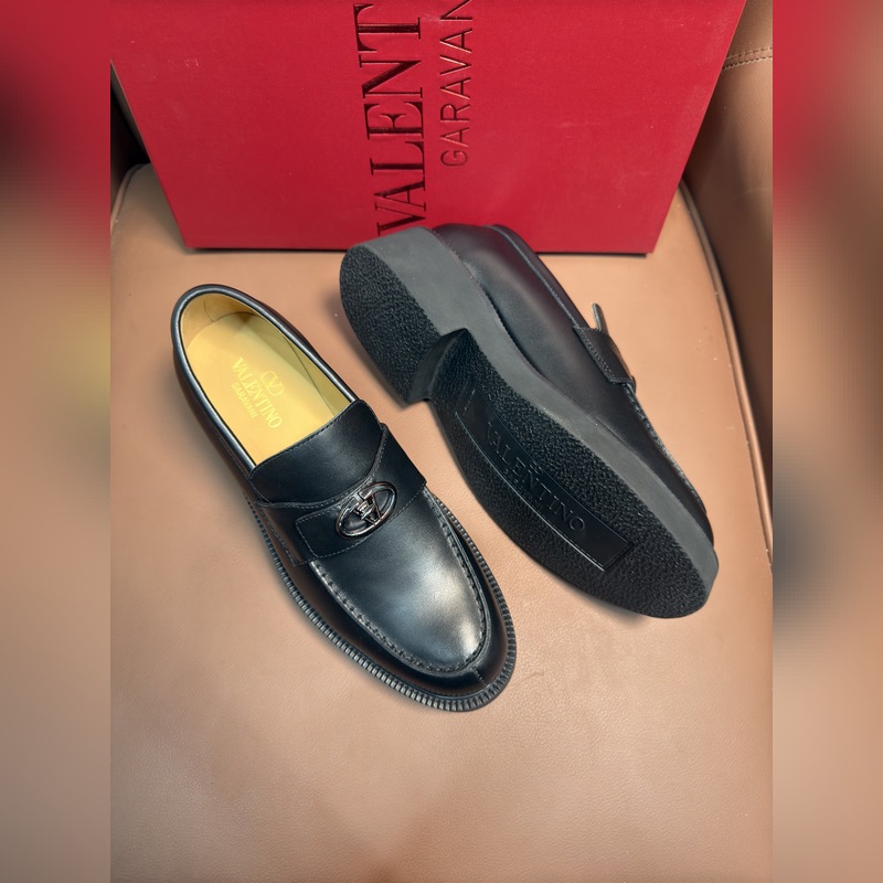 VALENTINO華倫天奴新款男士樂(lè)福鞋，鉚釘裝飾設(shè)計(jì)。時(shí)尚休閑皮鞋，這款樂(lè)福鞋