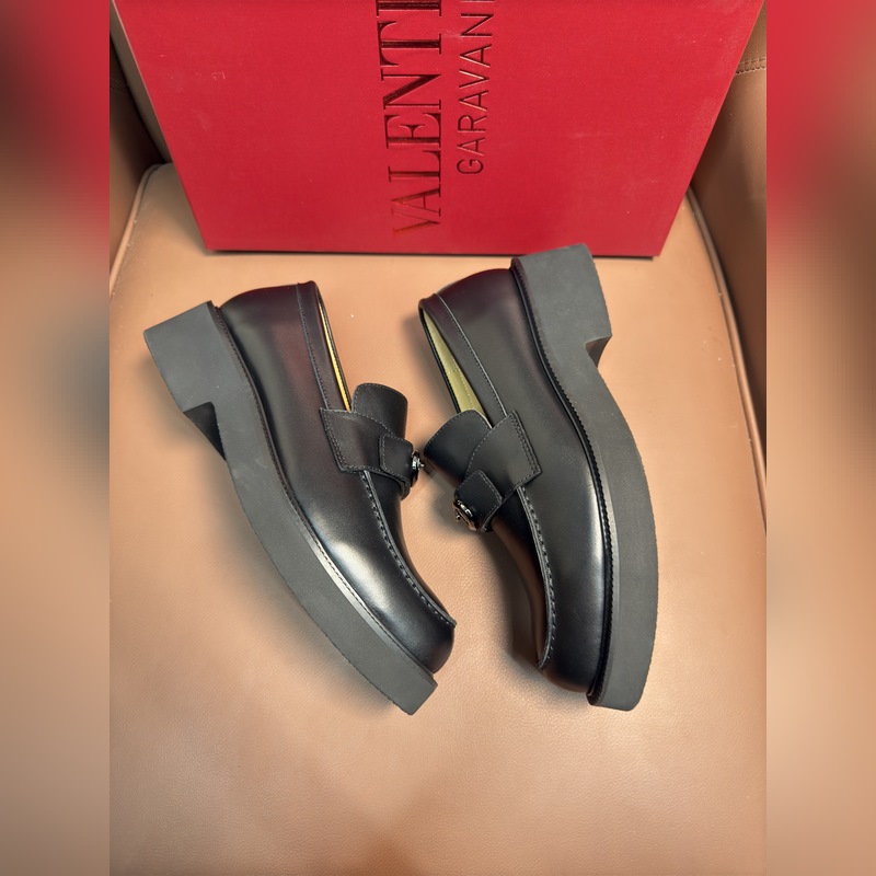 VALENTINO華倫天奴新款男士樂(lè)福鞋，鉚釘裝飾設(shè)計(jì)。時(shí)尚休閑皮鞋，這款樂(lè)福鞋