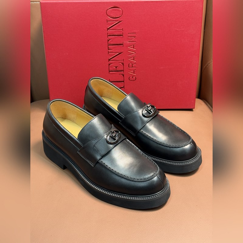 VALENTINO華倫天奴新款男士樂(lè)福鞋，鉚釘裝飾設(shè)計(jì)。時(shí)尚休閑皮鞋，這款樂(lè)福鞋