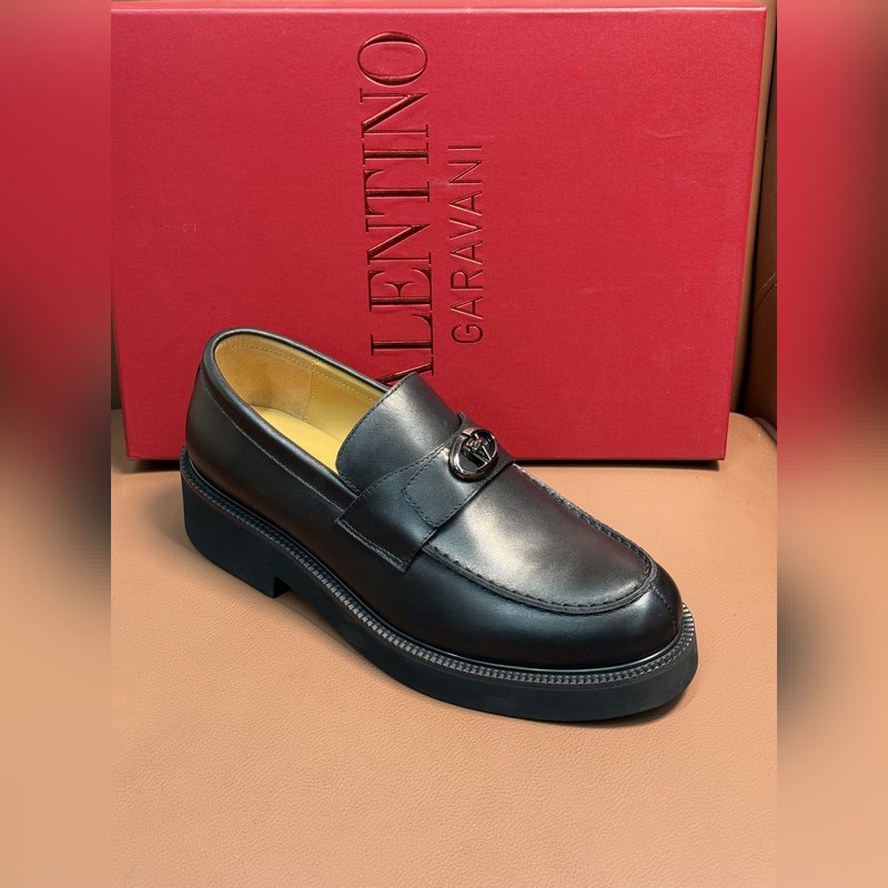 VALENTINO華倫天奴新款男士樂(lè)福鞋，鉚釘裝飾設(shè)計(jì)。時(shí)尚休閑皮鞋，這款樂(lè)福鞋