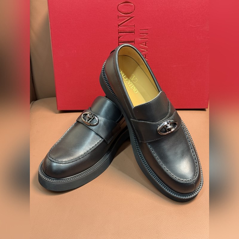 VALENTINO華倫天奴新款男士樂(lè)福鞋，鉚釘裝飾設(shè)計(jì)。時(shí)尚休閑皮鞋，這款樂(lè)福鞋