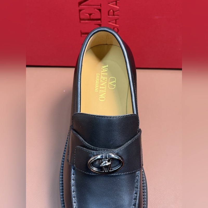 VALENTINO華倫天奴新款男士樂(lè)福鞋，鉚釘裝飾設(shè)計(jì)。時(shí)尚休閑皮鞋，這款樂(lè)福鞋