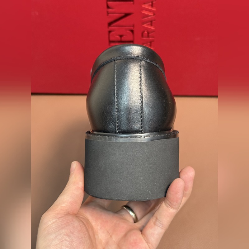VALENTINO華倫天奴新款男士樂(lè)福鞋，鉚釘裝飾設(shè)計(jì)。時(shí)尚休閑皮鞋，這款樂(lè)福鞋