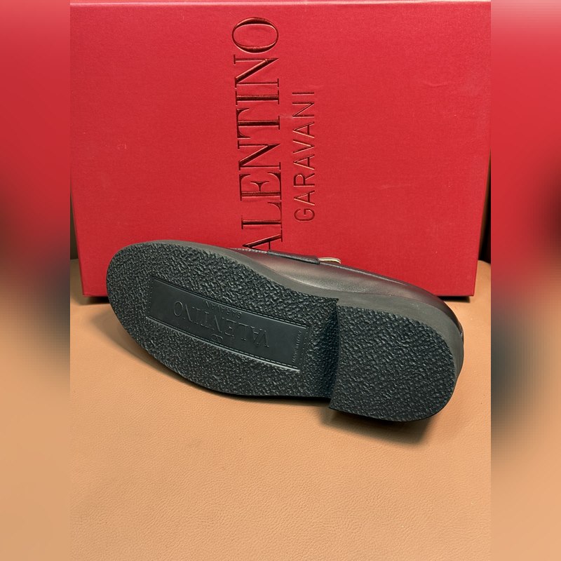 VALENTINO華倫天奴新款男士樂(lè)福鞋，鉚釘裝飾設(shè)計(jì)。時(shí)尚休閑皮鞋，這款樂(lè)福鞋