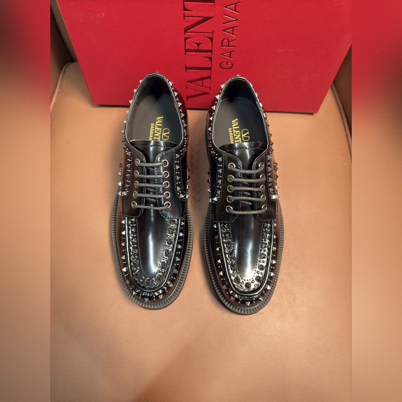 VALENTINO華倫天奴新款男士樂福鞋，鉚釘裝飾設計。時尚休閑皮鞋，這款樂福鞋