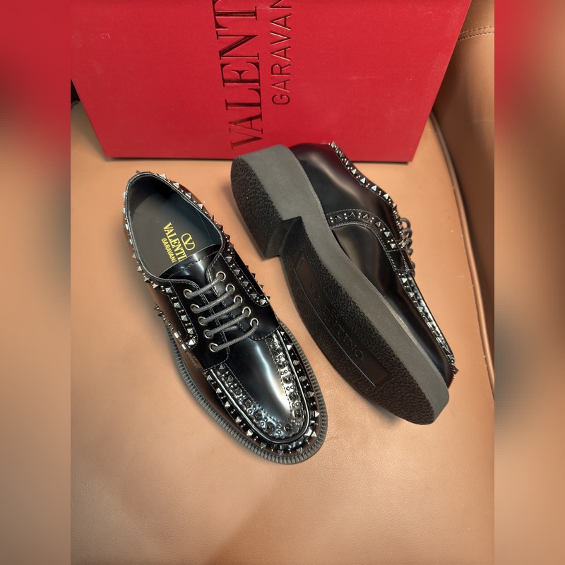VALENTINO華倫天奴新款男士樂福鞋，鉚釘裝飾設計。時尚休閑皮鞋，這款樂福鞋