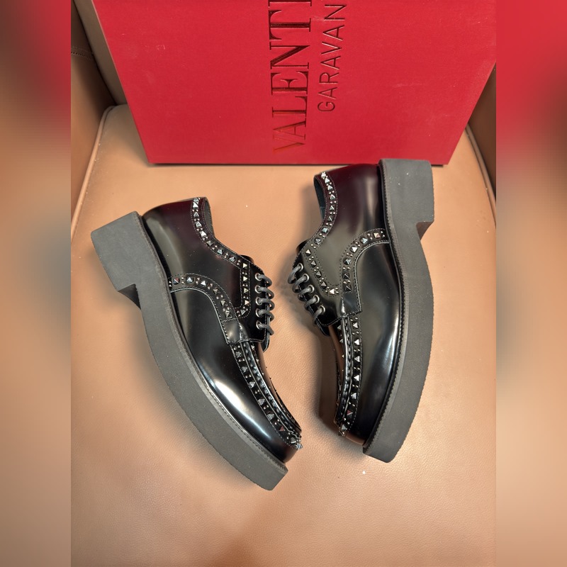 VALENTINO華倫天奴新款男士樂福鞋，鉚釘裝飾設計。時尚休閑皮鞋，這款樂福鞋
