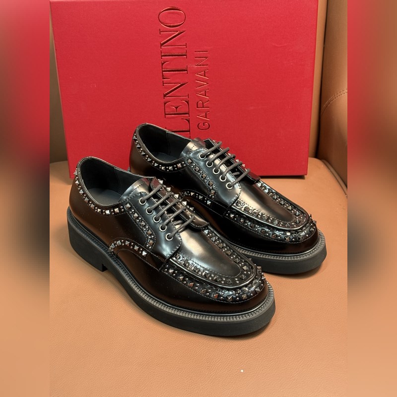 VALENTINO華倫天奴新款男士樂福鞋，鉚釘裝飾設計。時尚休閑皮鞋，這款樂福鞋