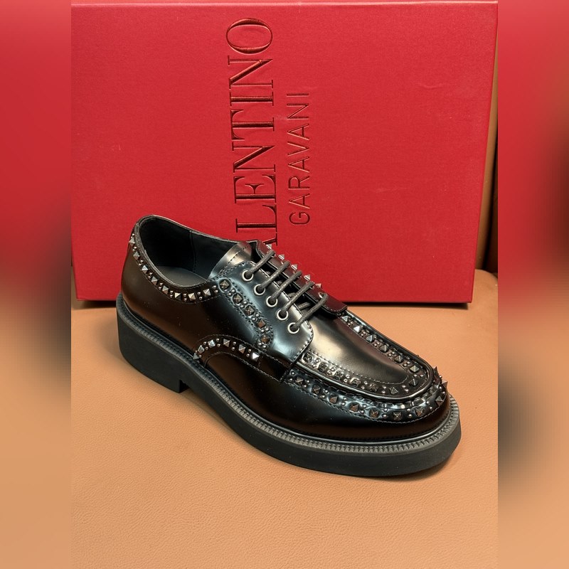 VALENTINO華倫天奴新款男士樂福鞋，鉚釘裝飾設計。時尚休閑皮鞋，這款樂福鞋