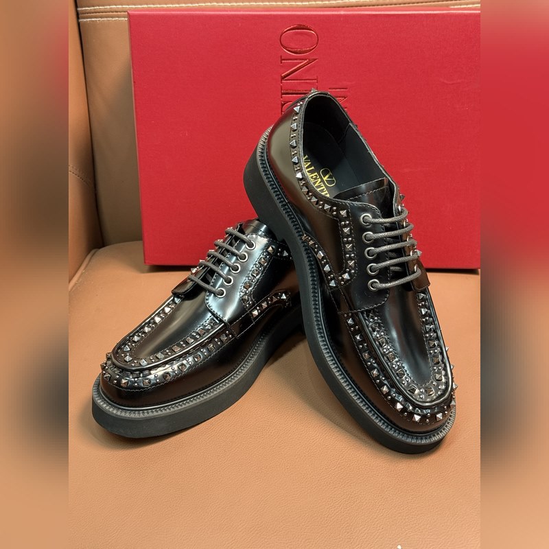 VALENTINO華倫天奴新款男士樂福鞋，鉚釘裝飾設計。時尚休閑皮鞋，這款樂福鞋