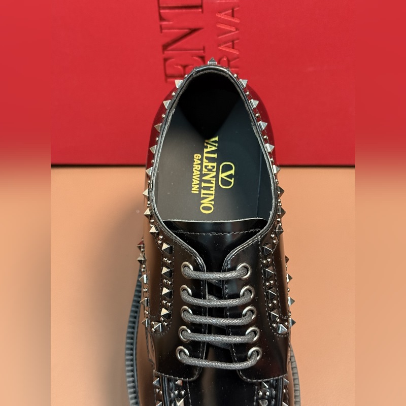 VALENTINO華倫天奴新款男士樂福鞋，鉚釘裝飾設計。時尚休閑皮鞋，這款樂福鞋