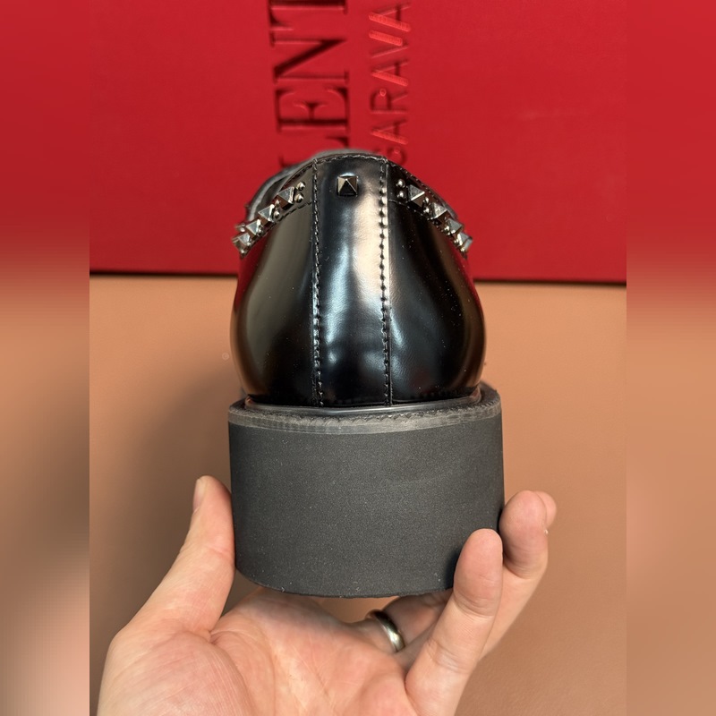 VALENTINO華倫天奴新款男士樂福鞋，鉚釘裝飾設計。時尚休閑皮鞋，這款樂福鞋