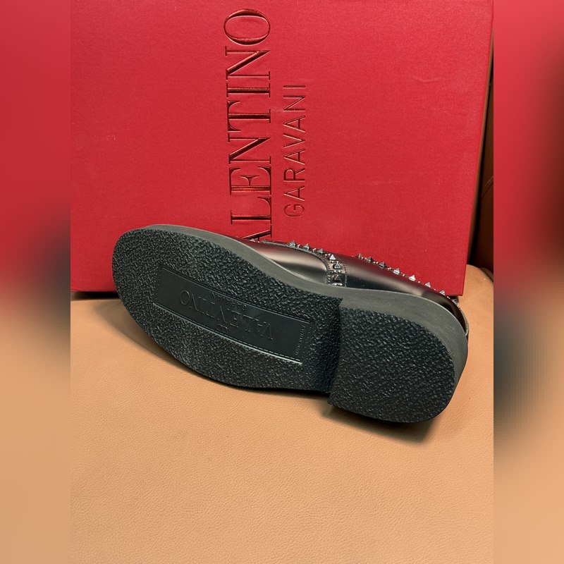 VALENTINO華倫天奴新款男士樂福鞋，鉚釘裝飾設計。時尚休閑皮鞋，這款樂福鞋