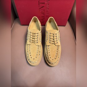 VALENTINO華倫天奴新款男士樂(lè)福鞋，鉚釘裝飾設(shè)計(jì)。時(shí)尚休閑皮鞋，這款樂(lè)福鞋