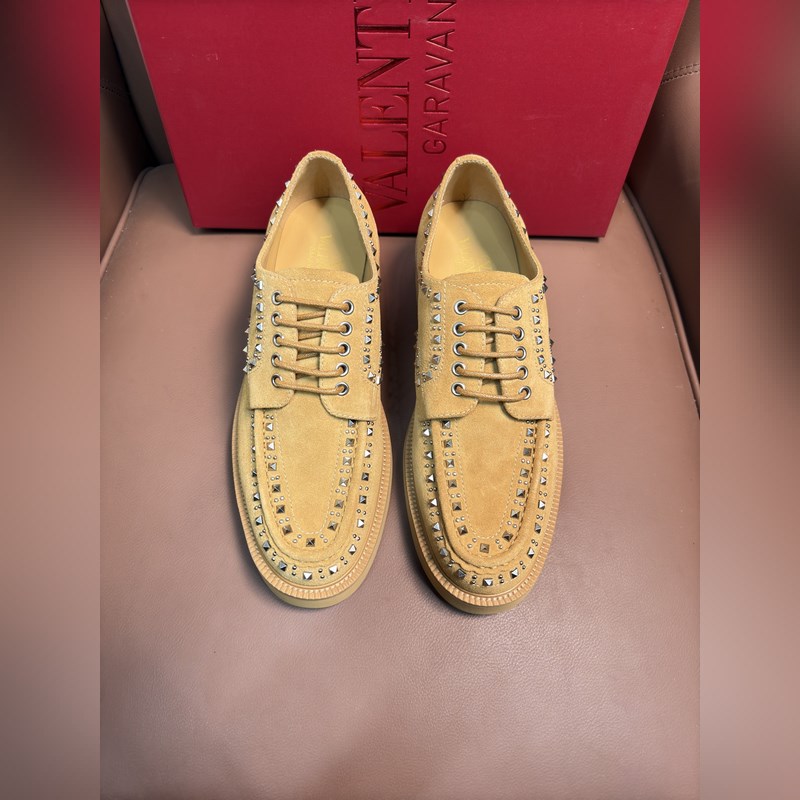 VALENTINO華倫天奴新款男士樂福鞋，鉚釘裝飾設(shè)計。時尚休閑皮鞋，這款樂福鞋