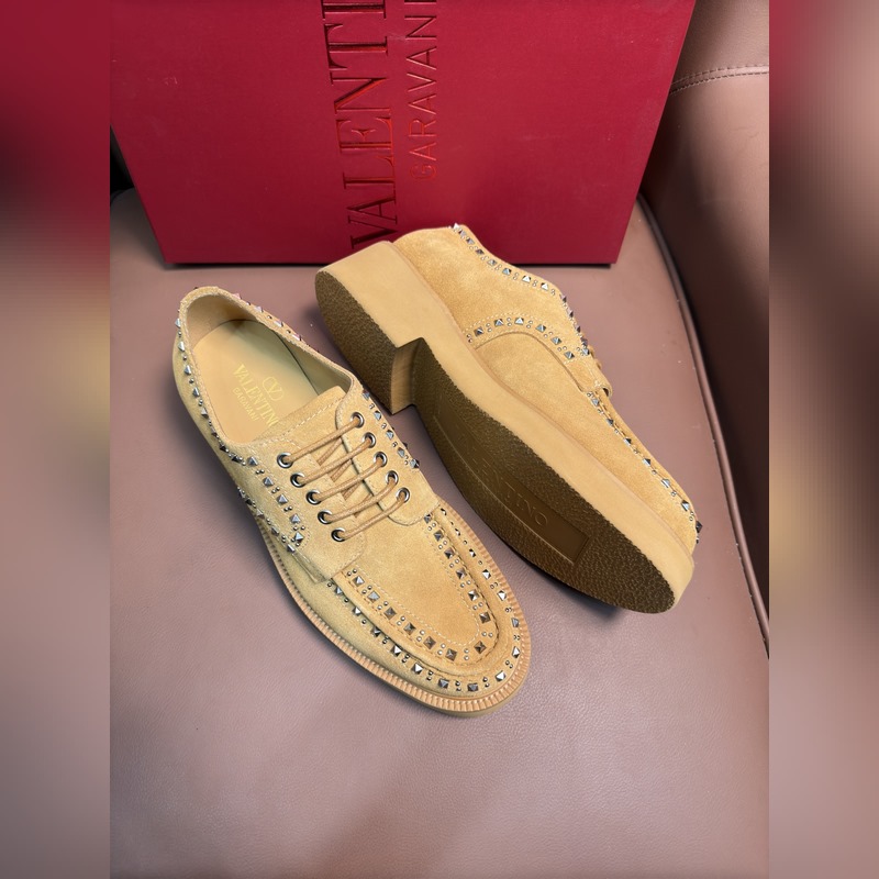 VALENTINO華倫天奴新款男士樂福鞋，鉚釘裝飾設(shè)計。時尚休閑皮鞋，這款樂福鞋